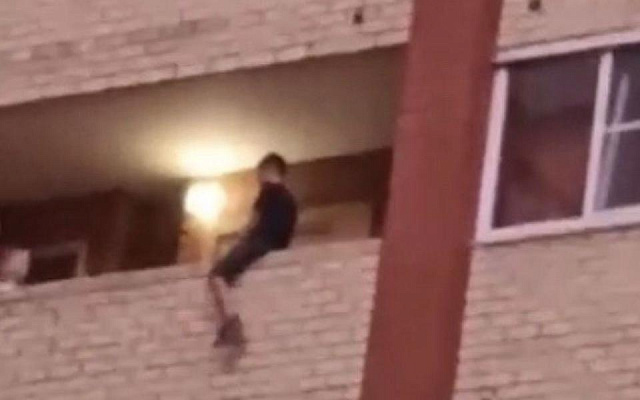 В Рязани заметили мальчика, сидящего на парапете открытого балкона на 6 этаже  - 62ИНФО