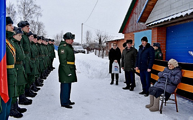 В Рязанской области провели персональный парад для 97-летней фронтовички