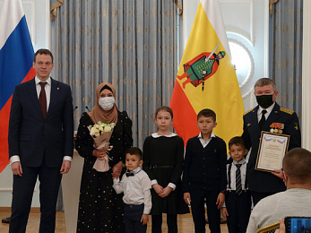Врио губернатора Павел Малков вручил рязанским семьям знаки «За веру и добродетель»