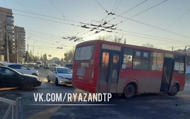 В Рязани маршрутка попала в аварию на улице Вокзальной - 62ИНФО
