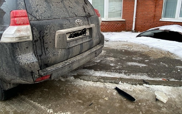 В Рязани лед с крыши дома на Грибоедова упал на Toyota Prado - 62ИНФО