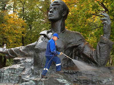 В Рязани помыли памятник Есенину в Кремлёвском парке