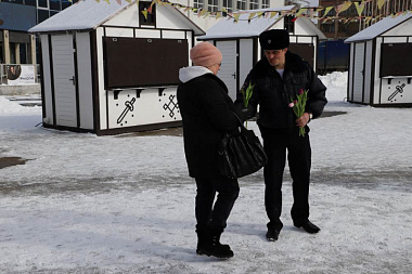 Полицейские вручили рязанкам цветы в честь 8 Марта 