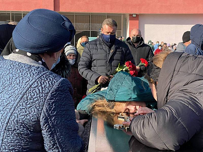 Проститься с погибшими при пожаре на рязанском заводе пришли более 2000 человек