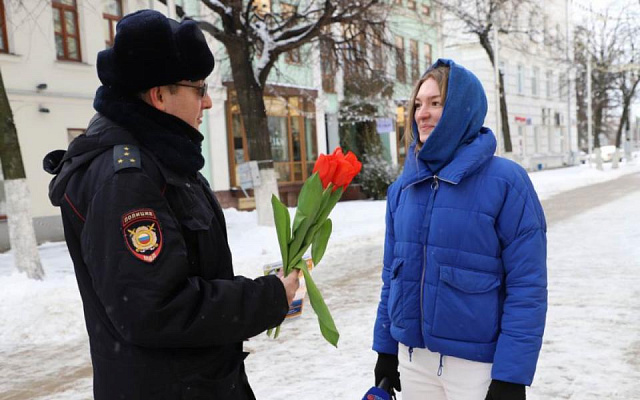 Полицейские вручили рязанкам цветы в честь 8 Марта  - 62ИНФО