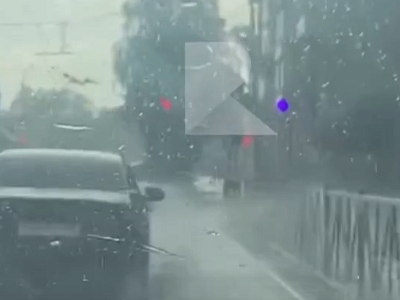 На улице Гагарина в Рязани затопило дорогу из-за дождя