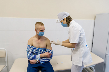 В рязанском десантном училище привили от коронавируса более 450 человек