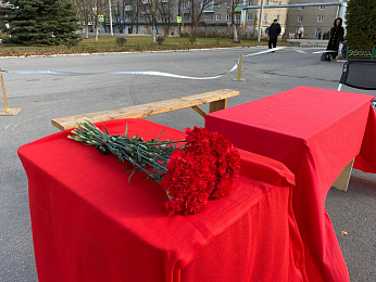 В Лесном началась церемония прощания с погибшими при пожаре на заводе