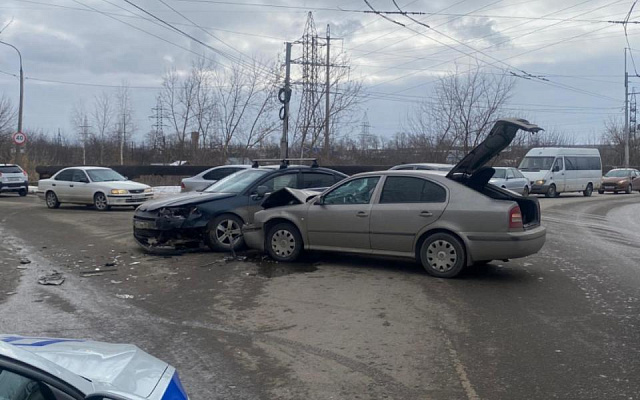 На улице Бирюзова в Рязани при столкновении Citroen и Skoda пострадала 35-летняя пассажирка  - 62ИНФО
