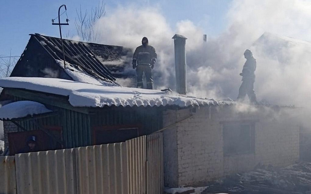 Трёхквартирный дом загорелся в Милославском  - 62ИНФО