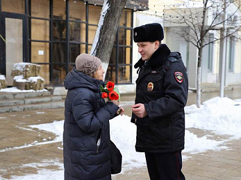 Полицейские вручили рязанкам цветы в честь 8 Марта 