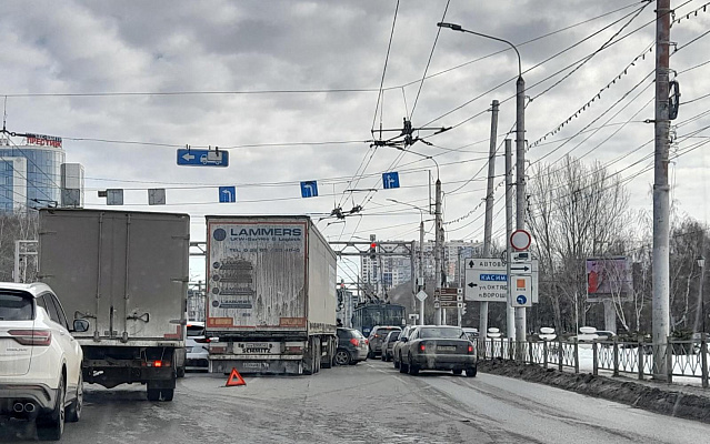 На Московском шоссе Рязани столкнулись фура и легковушка  - 62ИНФО