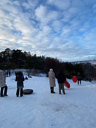 Рискованная забава: рязанцы продолжают кататься на  «ватрушках» с Лысой горы в Солотче