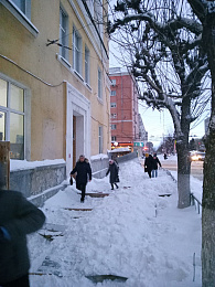 На площади Театральной в Рязани с крыши рухнула куча снега прямо на тротуар